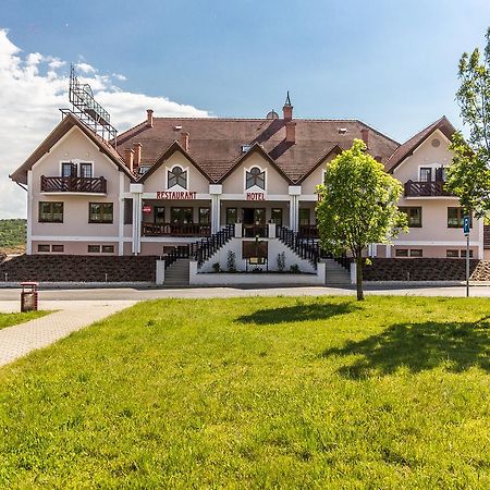 M1 Szeker Csarda Hotel Es Etterem Obarok Экстерьер фото