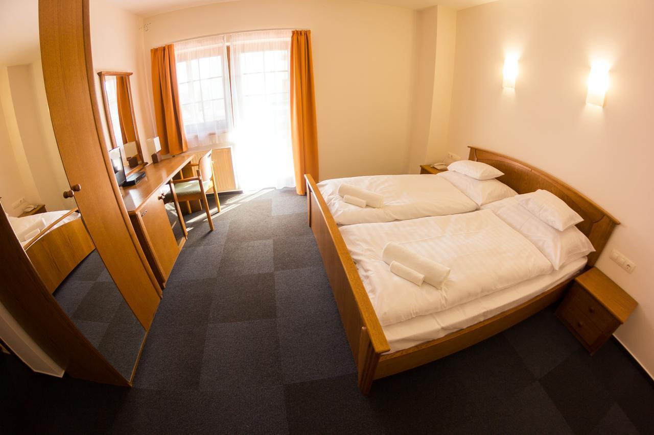 M1 Szeker Csarda Hotel Es Etterem Obarok Экстерьер фото