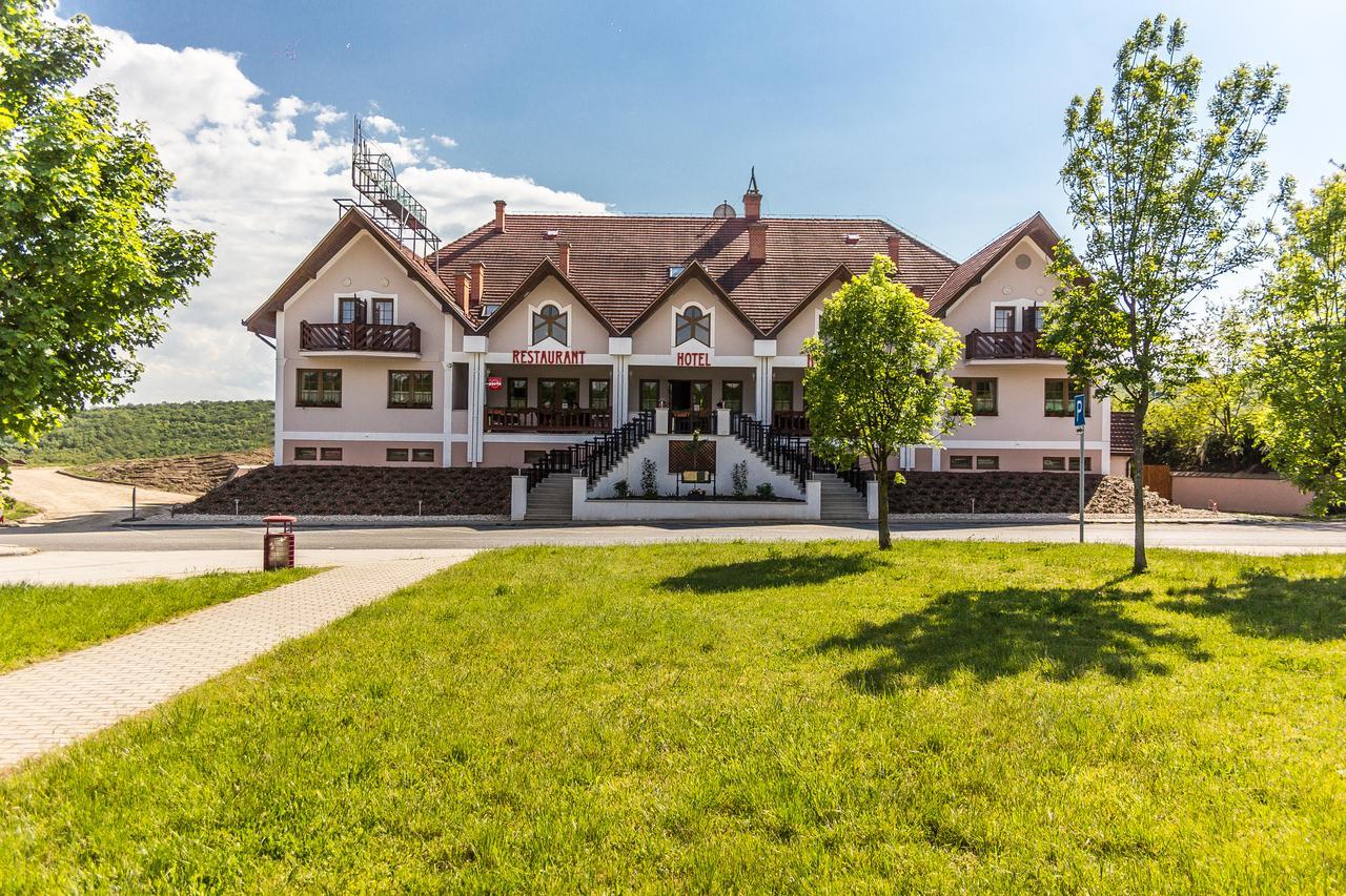 M1 Szeker Csarda Hotel Es Etterem Obarok Экстерьер фото