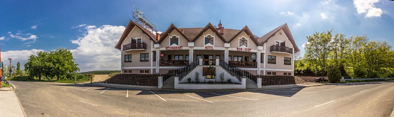 M1 Szeker Csarda Hotel Es Etterem Obarok Экстерьер фото